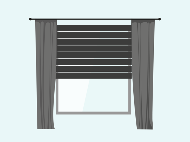 Ein Bild mit einem Fenster, einem dunklen Rollo und dunklen Vorhängen. Um Energie zu sparen, nutze so viel Tageslicht wie möglich. Bei der Verwendung von dunklen Vorhängen geht Licht verloren. 