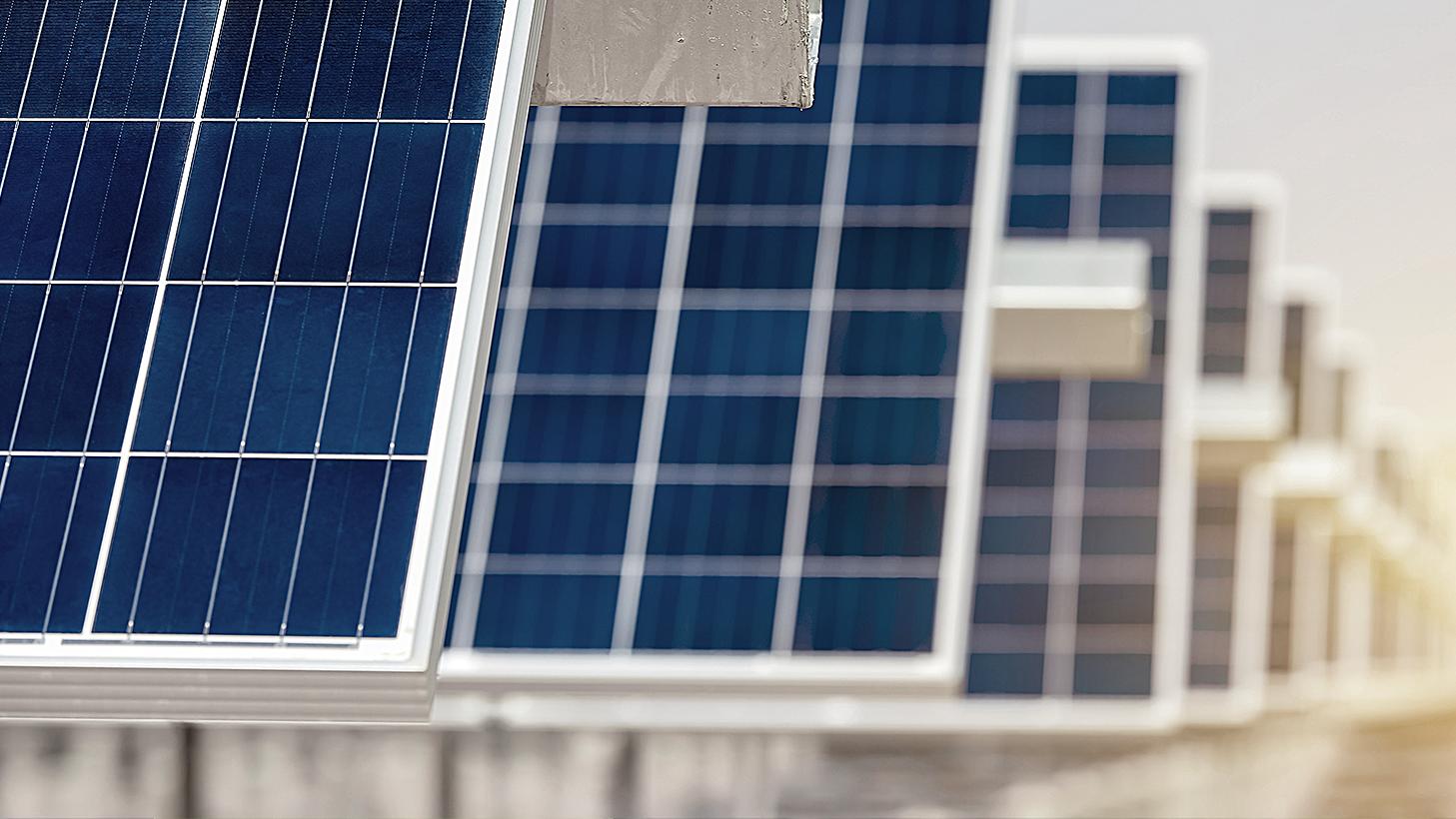 Detailbild des Photovoltaik-Solarmoduls im Freien