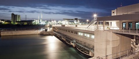 Das Hochrhein Wasserkraftwerk von Energiedienst in Rheinfelden in der Abenddämmerung. Das Kraftwerk produziert Ökostrom aus der Kraft des Flusses Rheins.