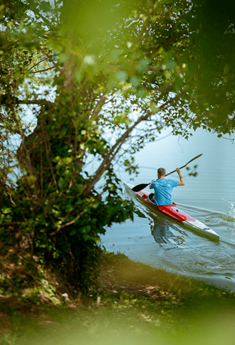 Kayaking, Ein Mann in einem Kajak segelt auf dem Rhein