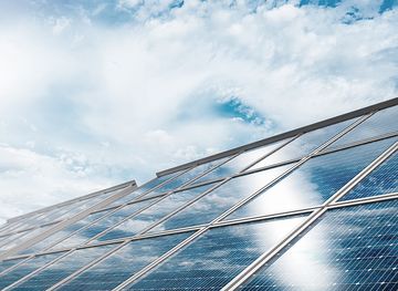 Nahaufnahme der Öko-Technologie des Solarzellenbetriebs. Landschaft von Solarzellenplatten in einem Fotovoltaik-Kraftwerk. Konzept nachhaltiger Ressourcen.