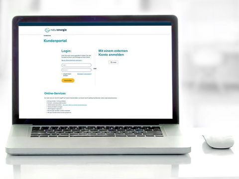 Auf dem Bild ist ein Laptop zu sehe, der auf einem Tisch steht. Links neben dem Laptop steht eine grüne Kaffeetasse. Der Laptop ist aufgeklappt, auf dem Monitor ist das Login-Fenster des naturenergie Kundenportals zu sehen.