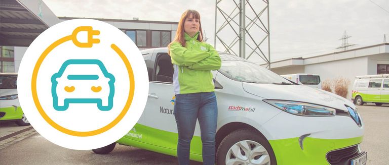 Auf dem Bild ist ein E-Auto zu sehen, ein stadtmobil von naturenergie. Vor dem Auto steht eine Frau mit verschränkten Armen. Auf der linken Seite befindet sich ein großes Icon welches Elektromobilität darstellen soll.