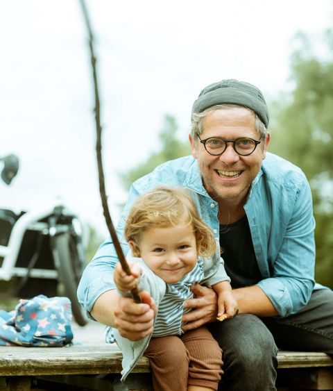 zukunft stromtarife Ein Papa macht mit seiner Tochter einen Ausflug in die Natur und angelt