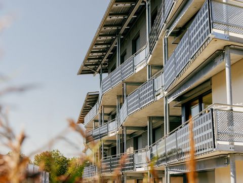 Foto des Gebäudes der Solarsiedlung, mit Sicht auf die Balkone, die ebenfalls mit PV ausgestattet sind 