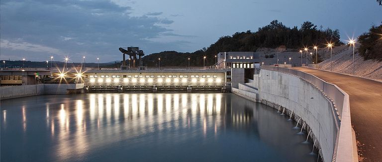Das Hochrhein Wasserkraftwerk von Energiedienst in Rheinfelden bei Nacht. Das Kraftwerk produziert Ökostrom aus der Kraft des Flusses Rheins.