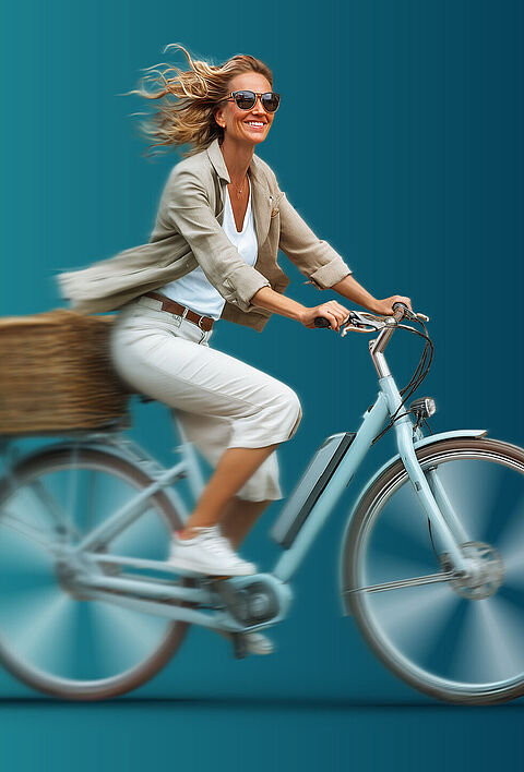 Person mit Helm fährt Fahrrad mit Korb vor blauem Farbverlauf