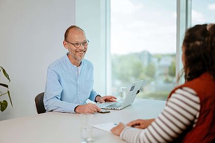 Energieberater im persönlichen Beratungsgespräch mit einer Kundin