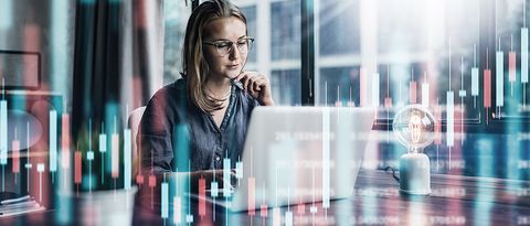 Junge Frau, die in modernen Büros arbeitet. Technische Preisdiagramme und Anzeiger, rote und grüne Kerzenhalter-Karte und Stock-Trading-Computer-Hintergrund. Doppelte Exposition. Händleranalyse