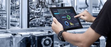 Smarte Industrie Kontrollkonzepte. Hände, die Tablet auf unscharfem Automationssystem als Hintergrund halten