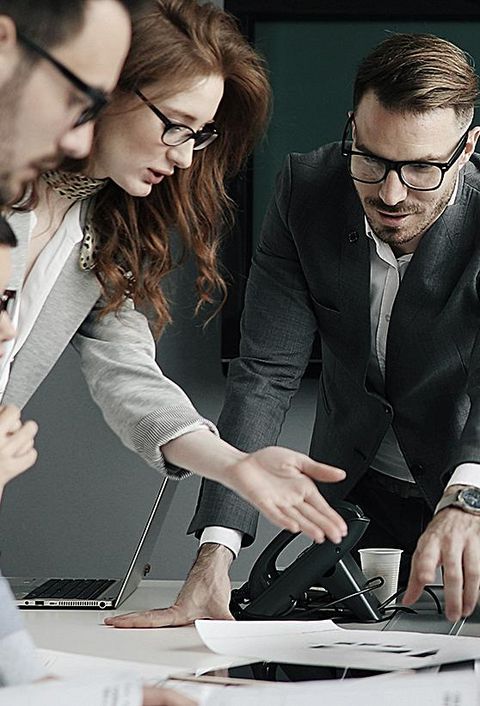 Geschäftsleute während einer Konferenz im modernen Büro