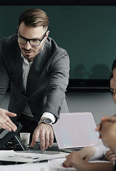 Geschäftsleute während einer Konferenz im modernen Büro