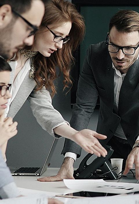 Geschäftsleute während einer Konferenz im modernen Büro