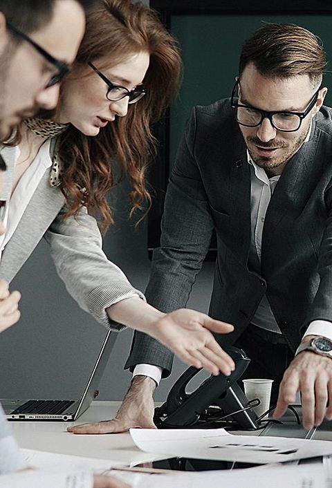 Geschäftsleute während einer Konferenz im modernen Büro