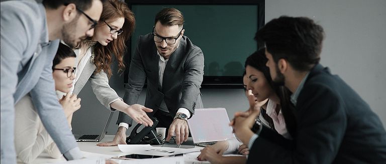 Geschäftsleute während einer Konferenz im modernen Büro