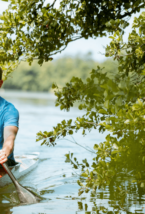 Kayaking, Ein Mann in einem Kajak segelt auf dem Rhein