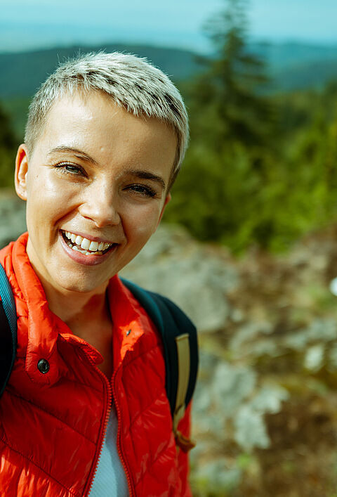 Selfie einer Frau beim Wandern auf dem Gipfel