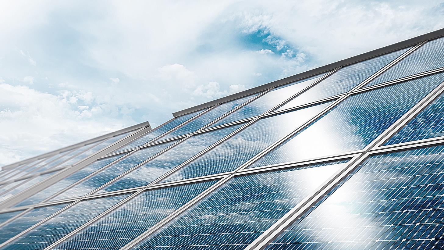 Nahaufnahme der Öko-Technologie des Solarzellenbetriebs. Landschaft von Solarzellenplatten in einem Fotovoltaik-Kraftwerk. Konzept nachhaltiger Ressourcen.