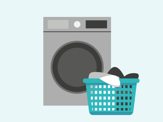 Ein Bild einer Waschmaschine im Hintergrund. Im Vordergrund ein voller Wäschekorb. Energiesparend ist, einmal die Woche gebündelt zu waschen, als mehrmals pro Woche wenig Wäsche zu waschen. 