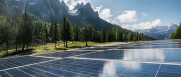 Ökologisch umweltfreundliche grüne Energie aus nachhaltiger Entwicklung des Solarkraftwerks im Schwarzwald