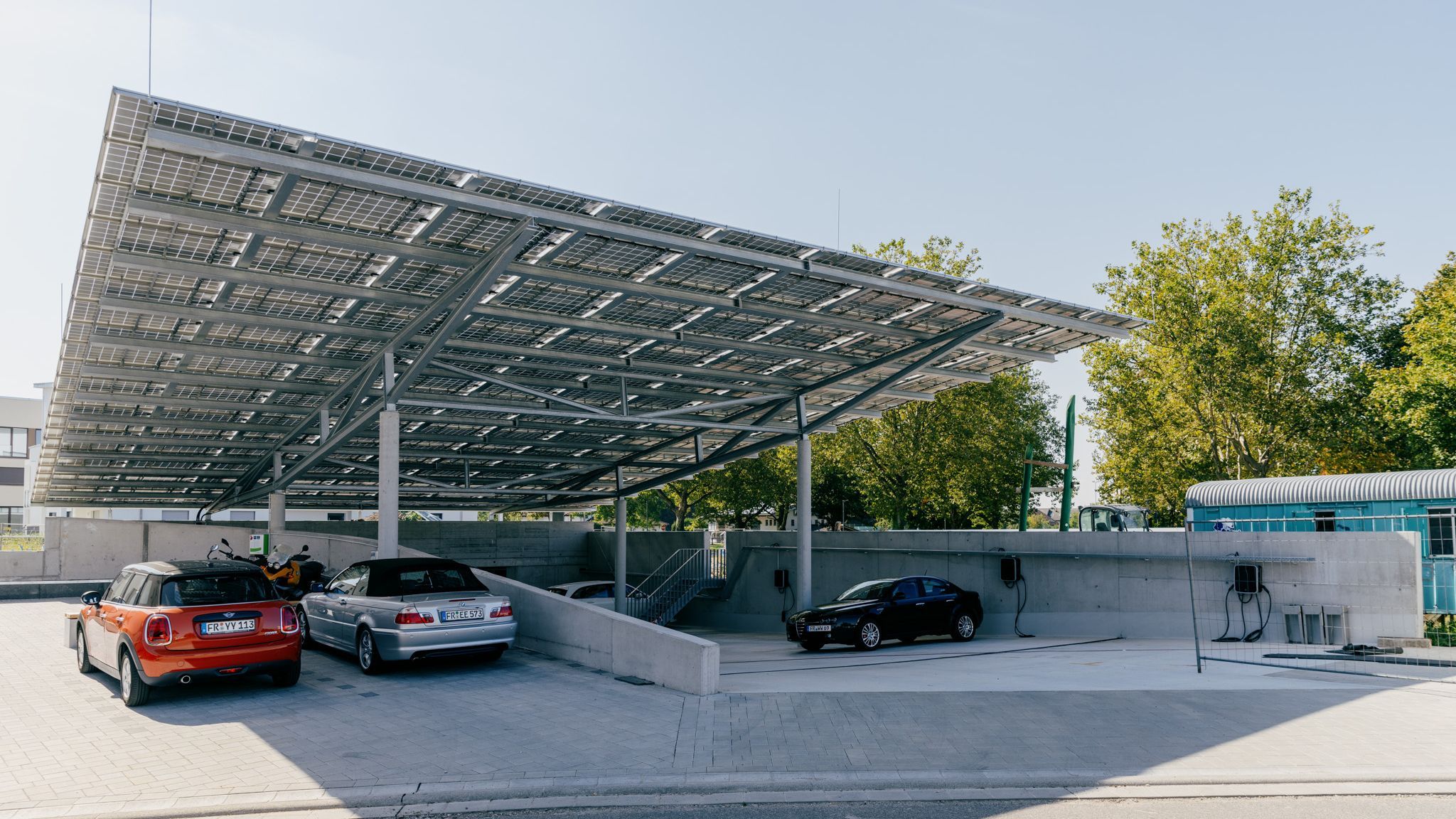 Carsharing mit Solarüberdachung 