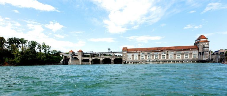 Das Wasserkraftwerk von Energiedienst in Laufenburg. Das Kraftwerk produziert Ökostrom der Marke NaturEnergie aus der Kraft des Flusses Rheins.