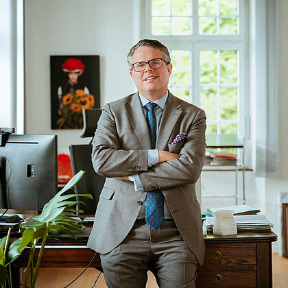 Dr. Tobias Benz, Bürgermeister von Grenzach-Wyhlen, in seinem Büro.