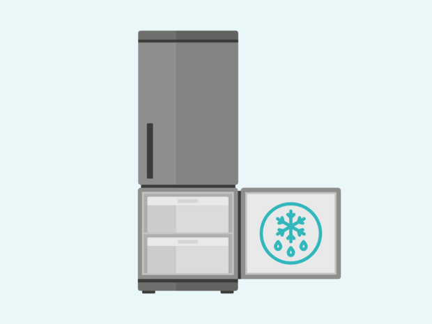 Ein Bild mit einer Kühlschrank- Gefrierschrankkombination, wobei die Tür des Gefrierschrankes offen steht. Das Bild verdeutlicht, dass regelmäßiges Abtauen des Gefrierschrankes, viel Energie spart.