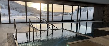 Wärmeversorgung Hotel Sonne Post Hallenbad Energieeffizientes Hallenbad von NaturEnergie-Kunde Gasthaus Hotel Sonne Post in Titisee bei Sonnenuntergang