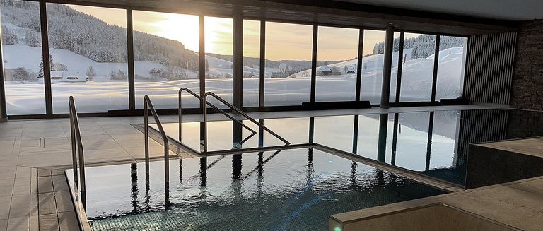 Energieeffizientes Hallenbad von NaturEnergie-Kunde Gasthaus Hotel Sonne Post in Titisee bei Sonnenuntergang