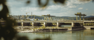 Wasserkraftwerk Rheinfelden mit Industriekränen am Rhein