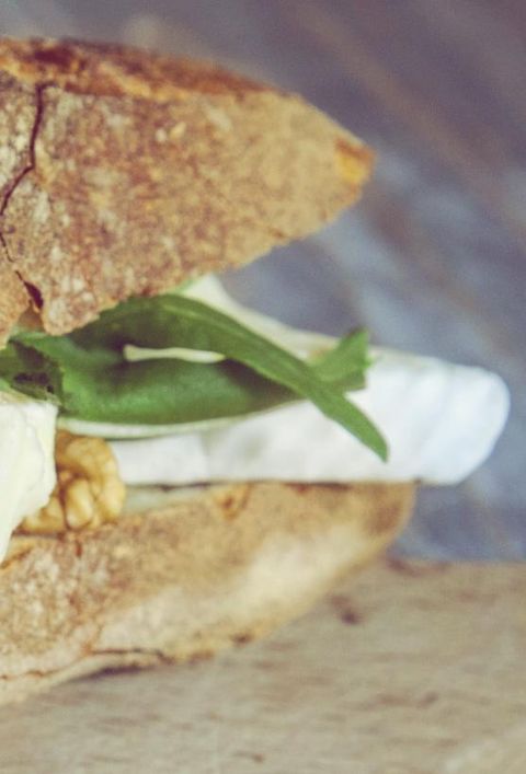 Sandwich mit regionalen Weichkäse, Rucola und Walnuss