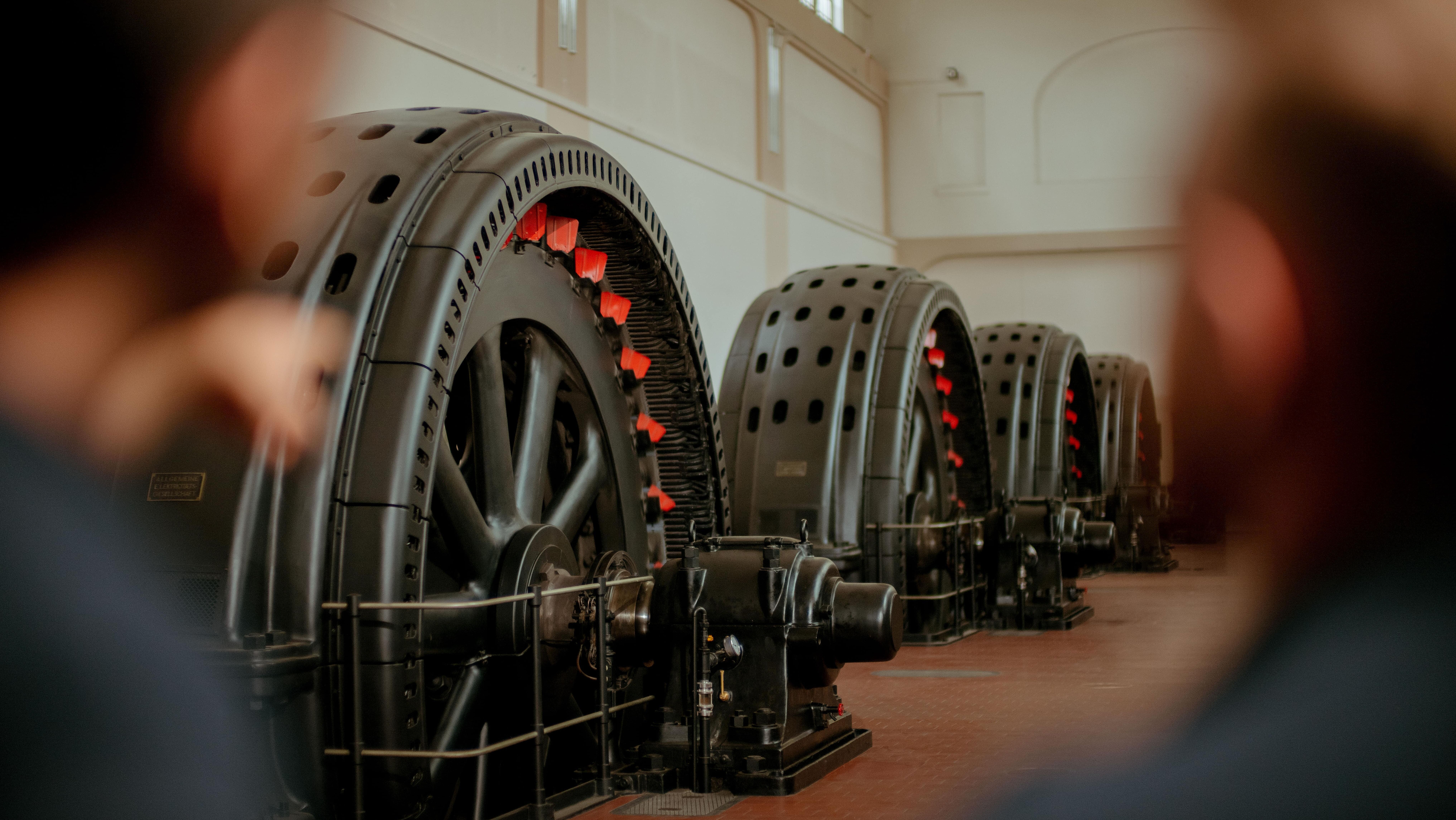 Generatoren in einer Maschinenhalle eines Wasserkraftwerks.