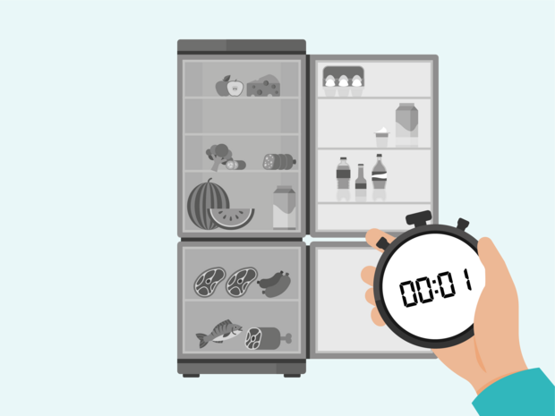 Ein Bild mit einem Kühlschrank, der geöffnet ist. Im Vordergrund ist eine Hand zu sehen, die eine Stoppuhr hält. Um Energie zu sparen sollte die Kühlschranktür nur so lange wie nötig und so kurz wie möglich geöffnet sein, damit möglichst wenig kühle Luft entweichen kann. 
