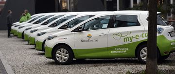 Eine my-e-car-Flotte von NaturEnergie vor dem Burghof in Lörrach.