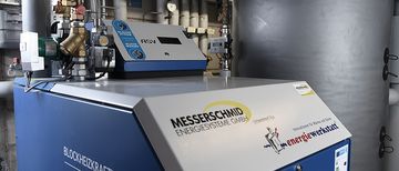 Nahaufnahme eines Blockheizkraftwerk von der Firma Messerschmid Energiesysteme