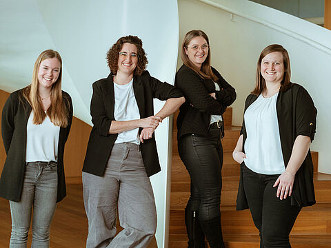 Das Bild zeigt 4 Frauen die in die Kamera lächeln.