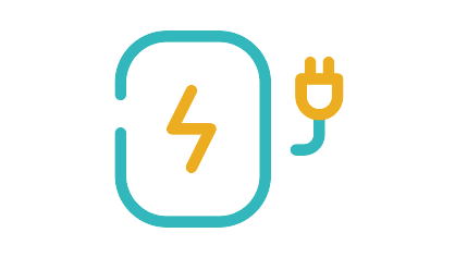 Ein Icon mit einem abgerundetem Rechteck. Innerhalb des Rechteckes befindet sich ein Blitz, der Elektrizität andeuten soll. Auf der rechten Seite neben dem Rechteck befindet sich ein Stromkabel und ein Stromstecker. Das Icon soll symbolisch für die Ladesäulen der Elektroautos stehen und gibt einen Hinweis auf die Ladesäulen von naturenergie. 
