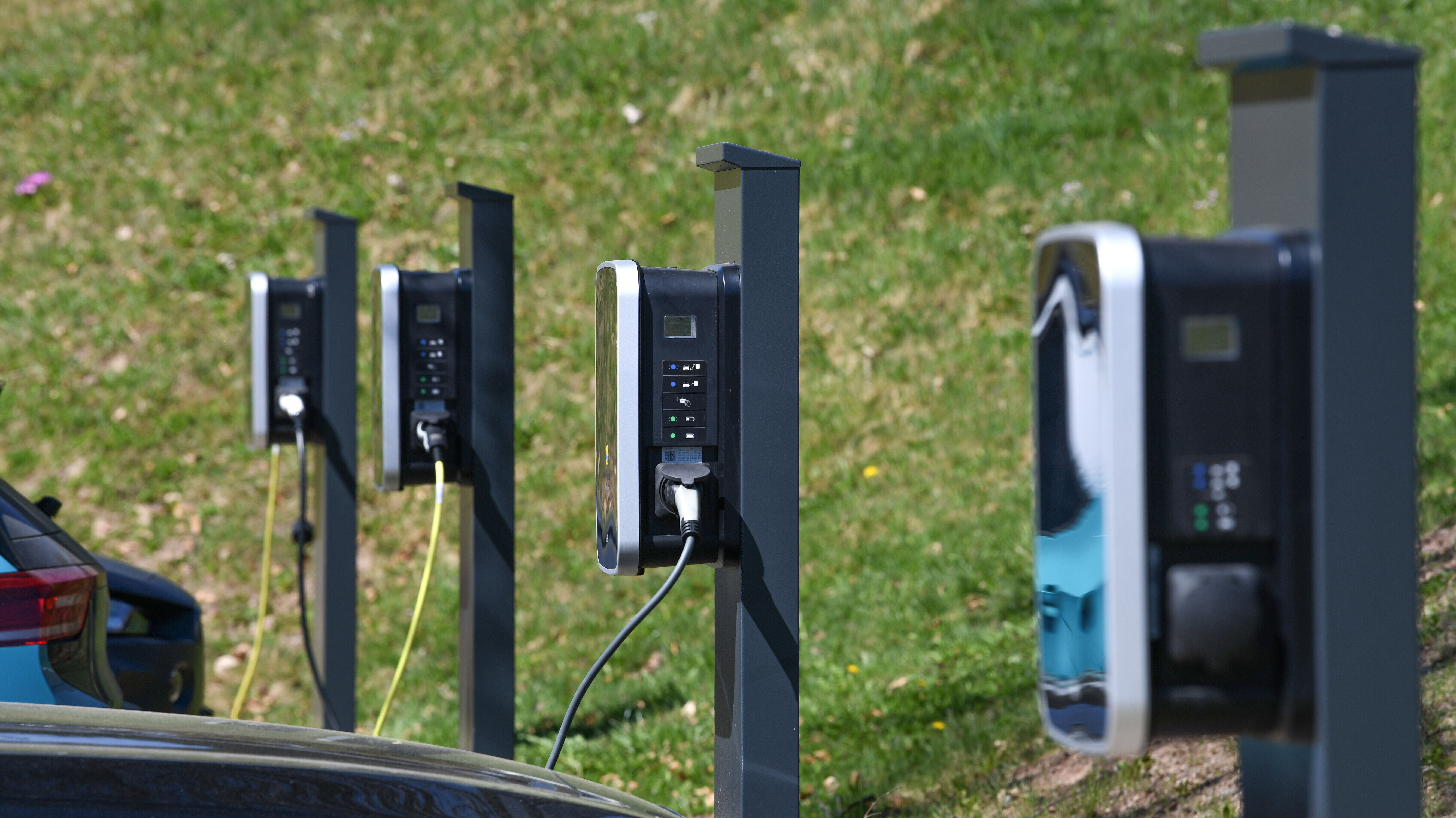 Elektroautos laden an mehreren Ladestationen im Freien