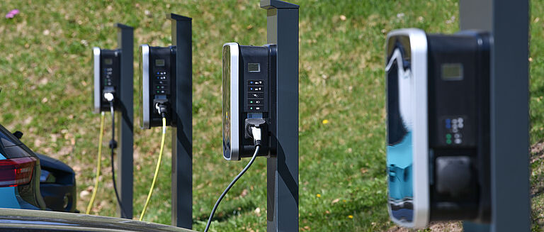 Elektroautos laden an mehreren Ladestationen im Freien