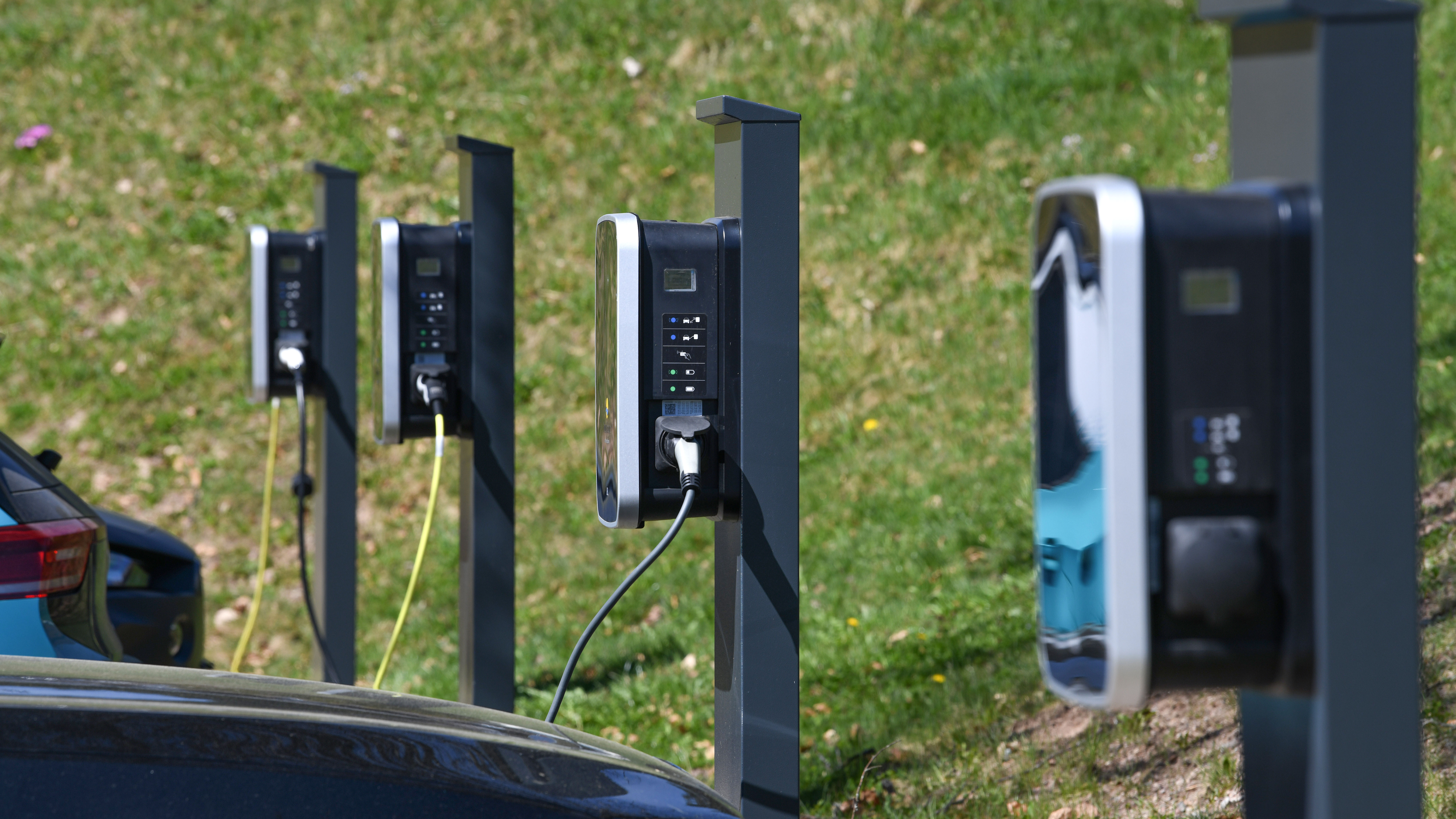 Elektroautos laden an mehreren Ladestationen im Freien