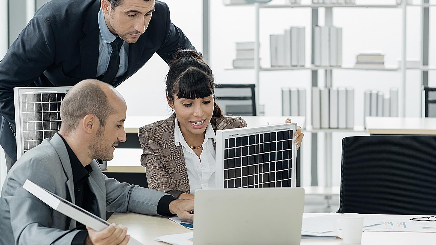 Geschäftsteam Bürobesitzer und Energieingenieur planen ein Projekt zum Bau einer Solarzelle für das im Bau befindliche Gebäude. Konzept sauberer und grüner alternativer Energie.