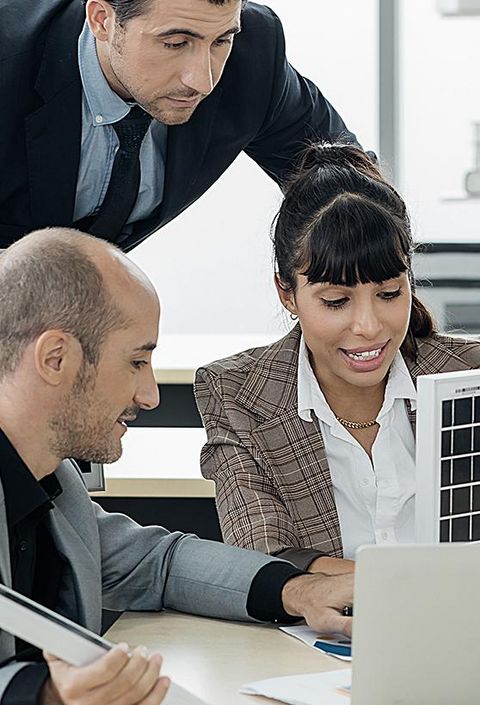 Geschäftsteam Bürobesitzer und Energieingenieur planen ein Projekt zum Bau einer Solarzelle für das im Bau befindliche Gebäude. Konzept sauberer und grüner alternativer Energie.
