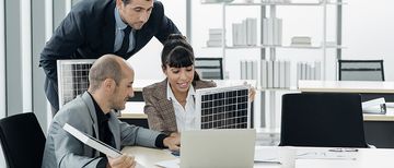 Gewerbe PV Buero team Geschäftsteam Bürobesitzer und Energieingenieur planen ein Projekt zum Bau einer Solarzelle für das im Bau befindliche Gebäude. Konzept sauberer und grüner alternativer Energie.