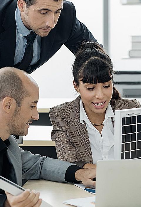 Geschäftsteam Bürobesitzer und Energieingenieur planen ein Projekt zum Bau einer Solarzelle für das im Bau befindliche Gebäude. Konzept sauberer und grüner alternativer Energie.