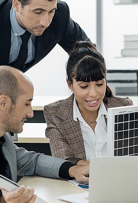 Geschäftsteam Bürobesitzer und Energieingenieur planen ein Projekt zum Bau einer Solarzelle für das im Bau befindliche Gebäude. Konzept sauberer und grüner alternativer Energie.