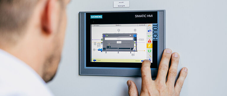 Person bedient Touchscreen mit grafischer Benutzeroberfläche