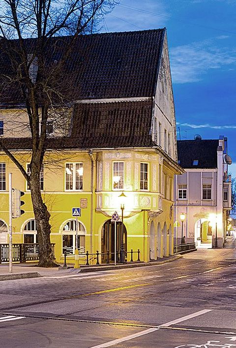 Stadtviertel bei Nacht mit Straßenbeleuchtung 