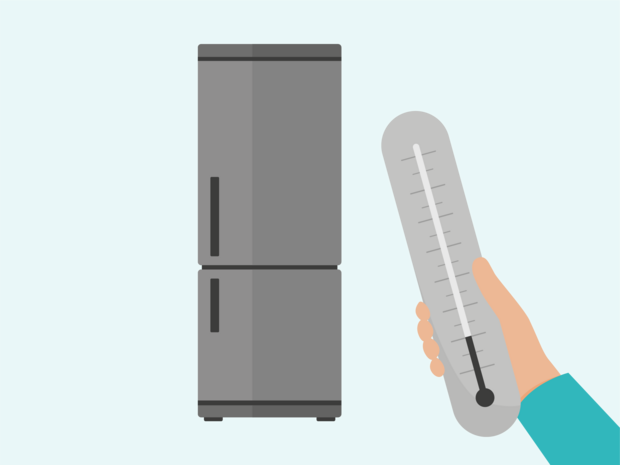 Ein Bild mit einem geschlossenen Kühlschrank. Im Vordergrund ist eine Hand zu sehen, die einen Thermometer hält. Symbolisch steht das Bild dafür, dass man darauf achtet, dass der Kühlschrank in der optimalen Betriebstemperatur eingestellt ist um möglichst energieeffizient zu sein. 