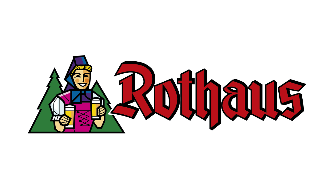 Person in Tracht mit zwei Bierkrügen vor Tannenbäumen